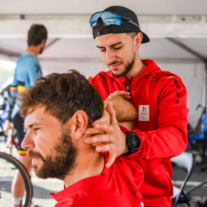 Thérapie manuelle de la nuque sur un athlète paralympique